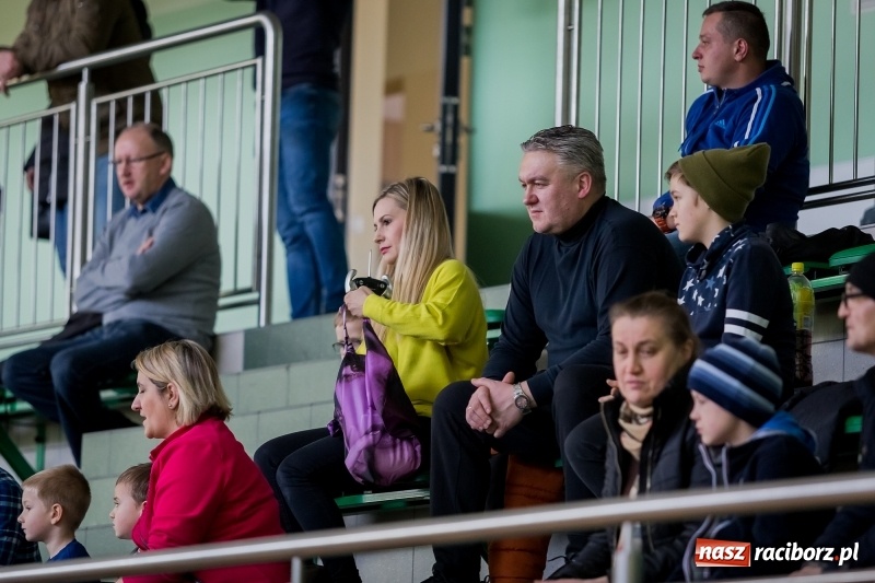 Zdjęcie w galerii na portalu naszraciborz.pl: Mistrzostwa aut zdalnie sterowanych w Arenie Rafako. Rodzinna impreza ze sporą dawką emocji wiadomości z regionu