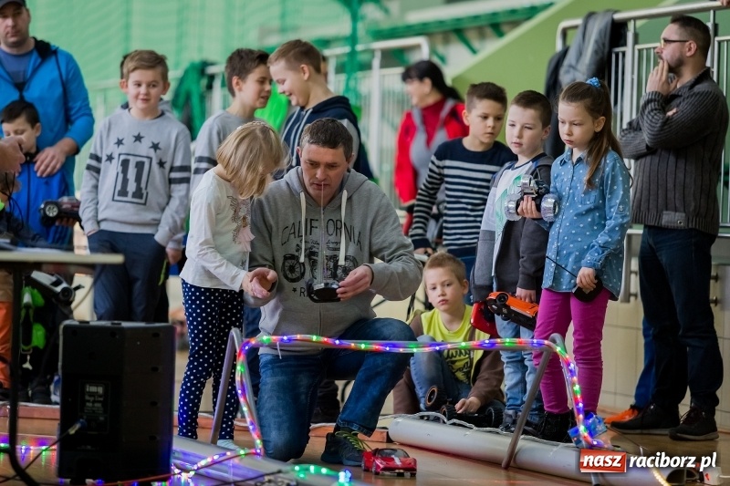 Zdjęcie w galerii na portalu naszraciborz.pl: Mistrzostwa aut zdalnie sterowanych w Arenie Rafako. Rodzinna impreza ze sporą dawką emocji wiadomości z regionu