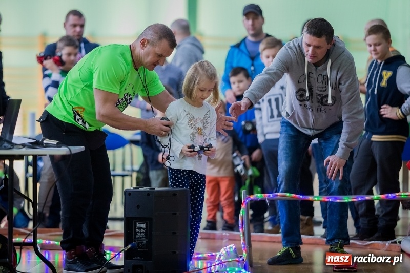 Zdjęcie w galerii na portalu naszraciborz.pl: Mistrzostwa aut zdalnie sterowanych w Arenie Rafako. Rodzinna impreza ze sporą dawką emocji wiadomości z regionu