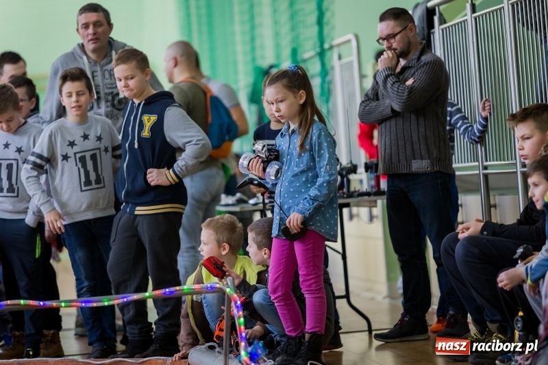 Zdjęcie w galerii na portalu naszraciborz.pl: Mistrzostwa aut zdalnie sterowanych w Arenie Rafako. Rodzinna impreza ze sporą dawką emocji wiadomości z regionu