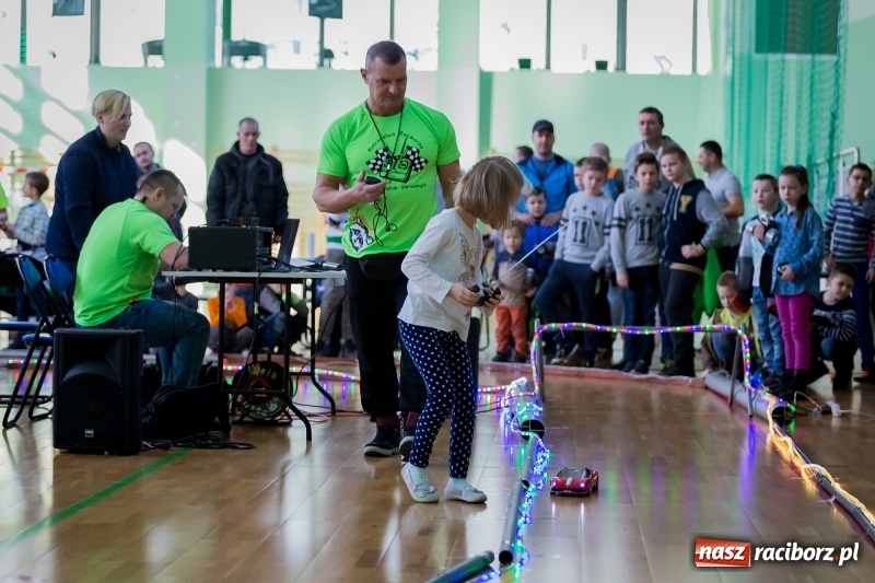 Zdjęcie w galerii na portalu naszraciborz.pl: Mistrzostwa aut zdalnie sterowanych w Arenie Rafako. Rodzinna impreza ze sporą dawką emocji wiadomości z regionu