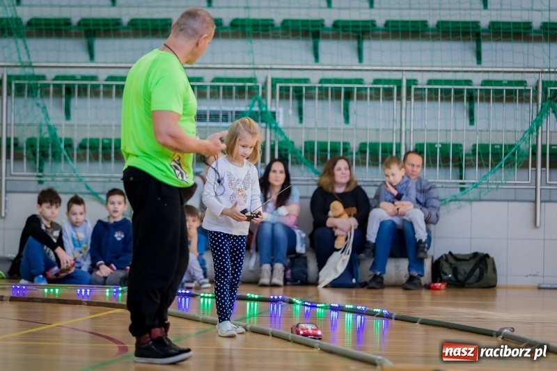 Zdjęcie w galerii na portalu naszraciborz.pl: Mistrzostwa aut zdalnie sterowanych w Arenie Rafako. Rodzinna impreza ze sporą dawką emocji wiadomości z regionu