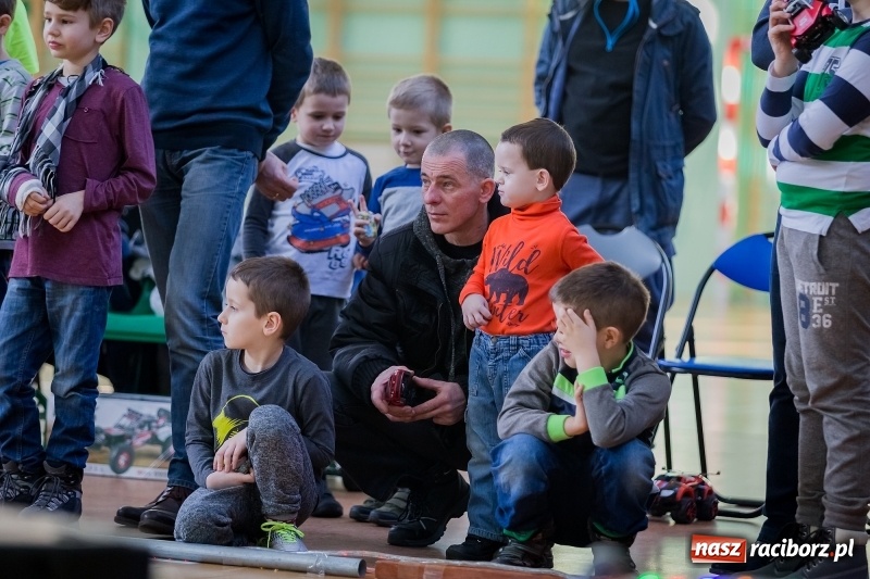 Zdjęcie w galerii na portalu naszraciborz.pl: Mistrzostwa aut zdalnie sterowanych w Arenie Rafako. Rodzinna impreza ze sporą dawką emocji wiadomości z regionu
