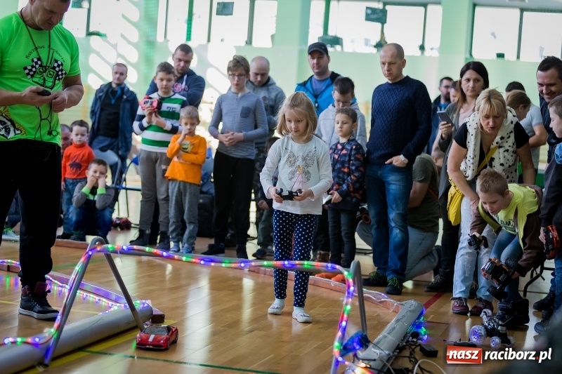 Zdjęcie w galerii na portalu naszraciborz.pl: Mistrzostwa aut zdalnie sterowanych w Arenie Rafako. Rodzinna impreza ze sporą dawką emocji wiadomości z regionu