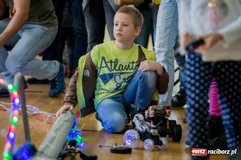 Zdjęcie w galerii na portalu naszraciborz.pl: Mistrzostwa aut zdalnie sterowanych w Arenie Rafako. Rodzinna impreza ze sporą dawką emocji wiadomości z regionu