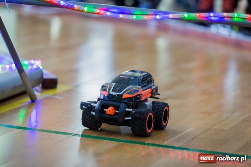 Zdjęcie w galerii na portalu naszraciborz.pl: Mistrzostwa aut zdalnie sterowanych w Arenie Rafako. Rodzinna impreza ze sporą dawką emocji wiadomości z regionu