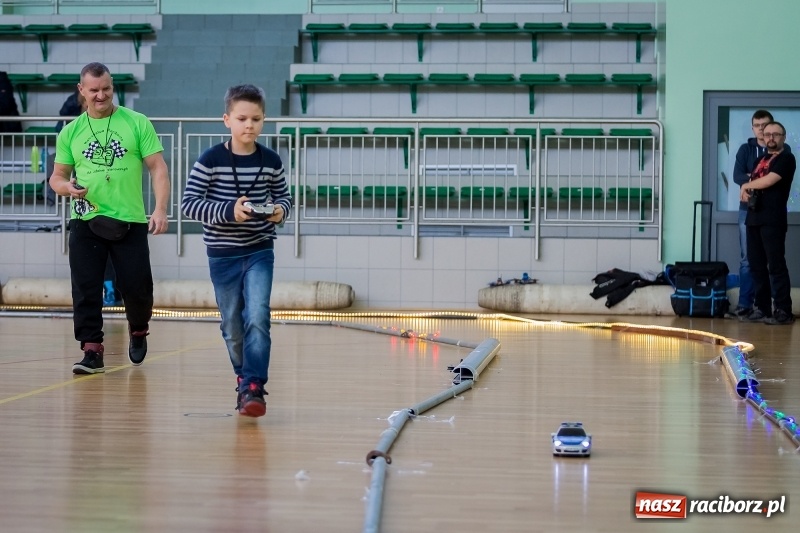 Zdjęcie w galerii na portalu naszraciborz.pl: Mistrzostwa aut zdalnie sterowanych w Arenie Rafako. Rodzinna impreza ze sporą dawką emocji wiadomości z regionu