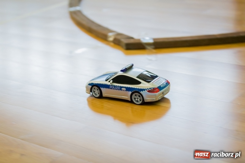 Zdjęcie w galerii na portalu naszraciborz.pl: Mistrzostwa aut zdalnie sterowanych w Arenie Rafako. Rodzinna impreza ze sporą dawką emocji wiadomości z regionu