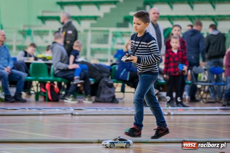Zdjęcie w galerii na portalu naszraciborz.pl: Mistrzostwa aut zdalnie sterowanych w Arenie Rafako. Rodzinna impreza ze sporą dawką emocji wiadomości z regionu