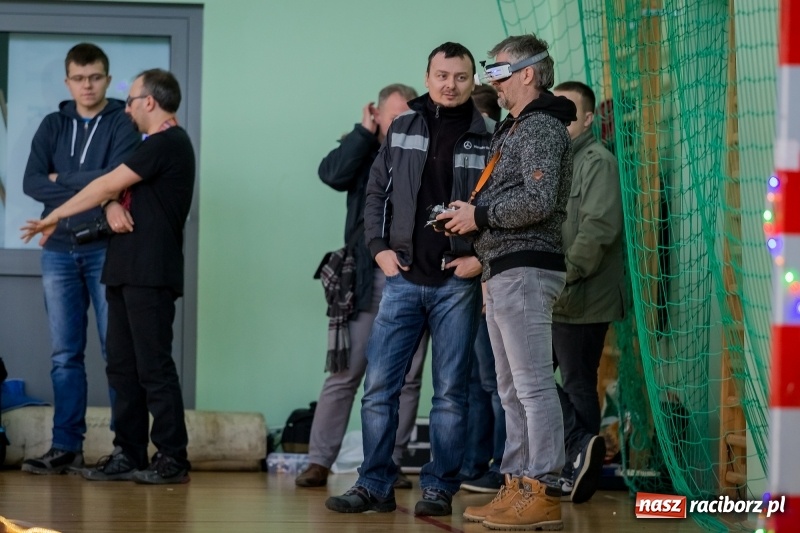 Zdjęcie w galerii na portalu naszraciborz.pl: Mistrzostwa aut zdalnie sterowanych w Arenie Rafako. Rodzinna impreza ze sporą dawką emocji wiadomości z regionu