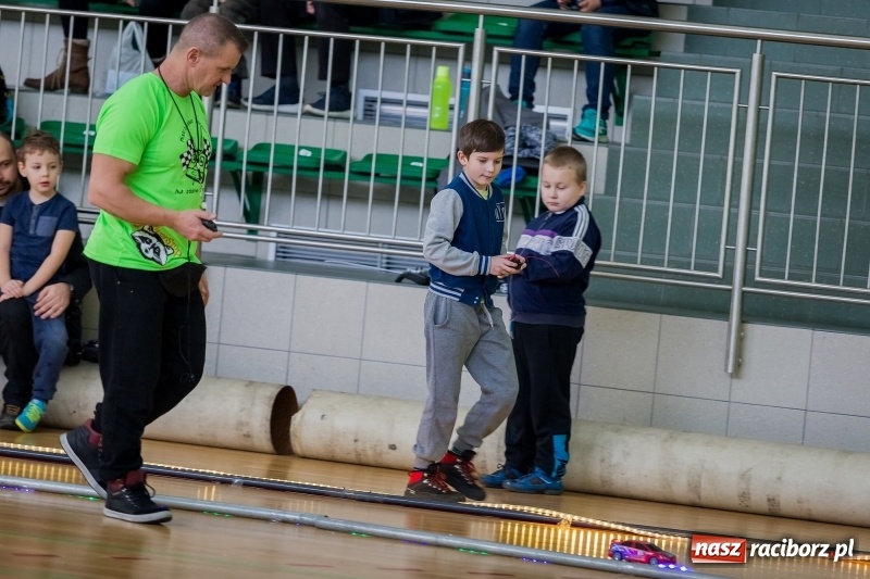 Zdjęcie w galerii na portalu naszraciborz.pl: Mistrzostwa aut zdalnie sterowanych w Arenie Rafako. Rodzinna impreza ze sporą dawką emocji wiadomości z regionu