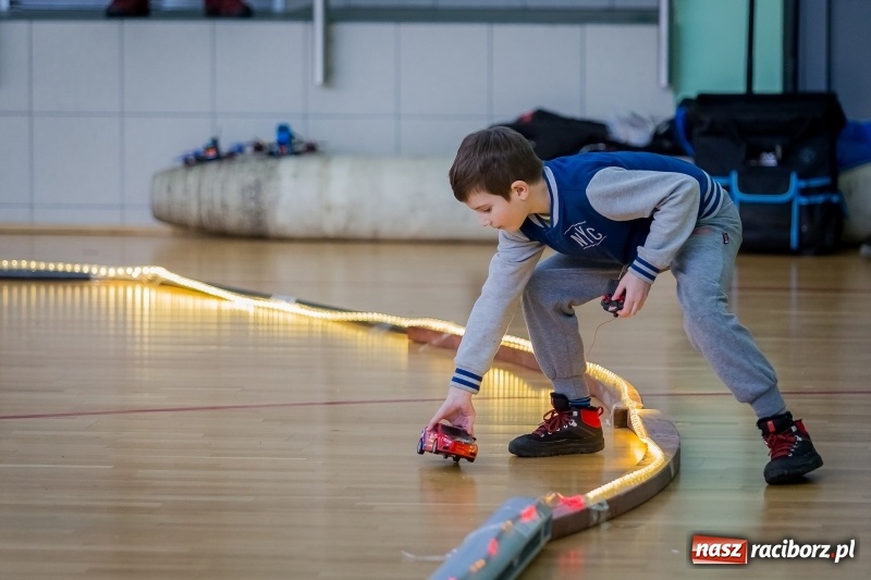 Zdjęcie w galerii na portalu naszraciborz.pl: Mistrzostwa aut zdalnie sterowanych w Arenie Rafako. Rodzinna impreza ze sporą dawką emocji wiadomości z regionu