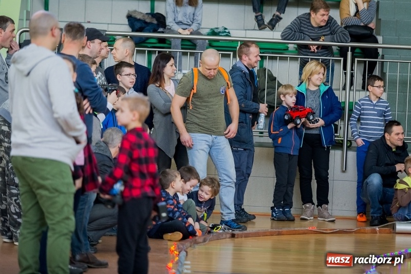 Zdjęcie w galerii na portalu naszraciborz.pl: Mistrzostwa aut zdalnie sterowanych w Arenie Rafako. Rodzinna impreza ze sporą dawką emocji wiadomości z regionu
