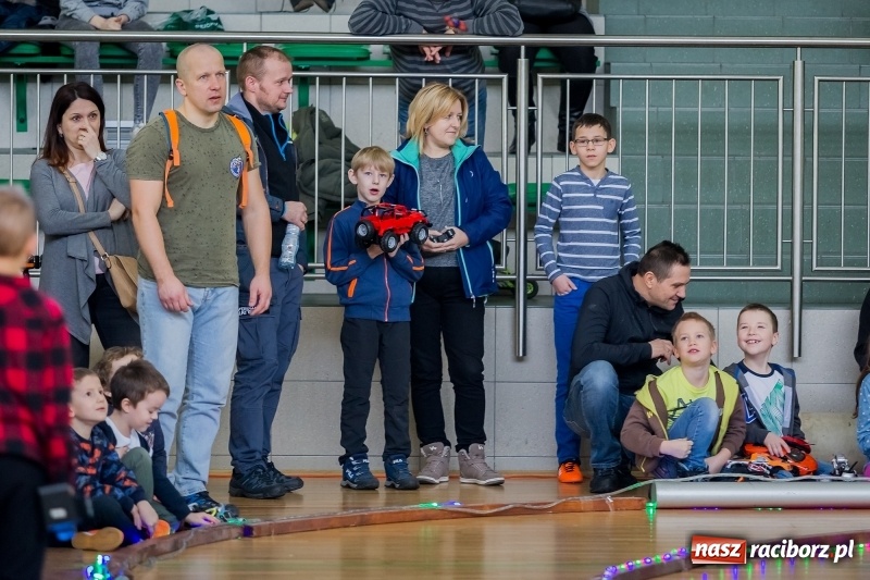 Zdjęcie w galerii na portalu naszraciborz.pl: Mistrzostwa aut zdalnie sterowanych w Arenie Rafako. Rodzinna impreza ze sporą dawką emocji wiadomości z regionu
