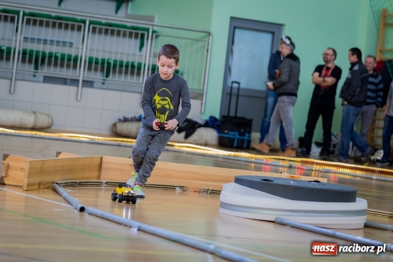 Zdjęcie w galerii na portalu naszraciborz.pl: Mistrzostwa aut zdalnie sterowanych w Arenie Rafako. Rodzinna impreza ze sporą dawką emocji wiadomości z regionu