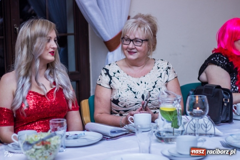 Zdjęcie w galerii na portalu naszraciborz.pl: W Łubowicach jak w Hollywood, czyli królowe życia na czerwonym dywanie wiadomości z regionu