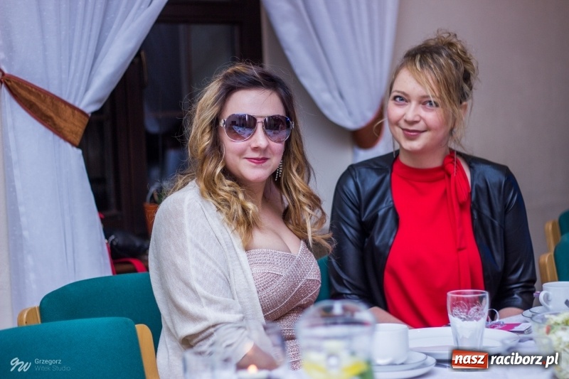 Zdjęcie w galerii na portalu naszraciborz.pl: W Łubowicach jak w Hollywood, czyli królowe życia na czerwonym dywanie wiadomości z regionu