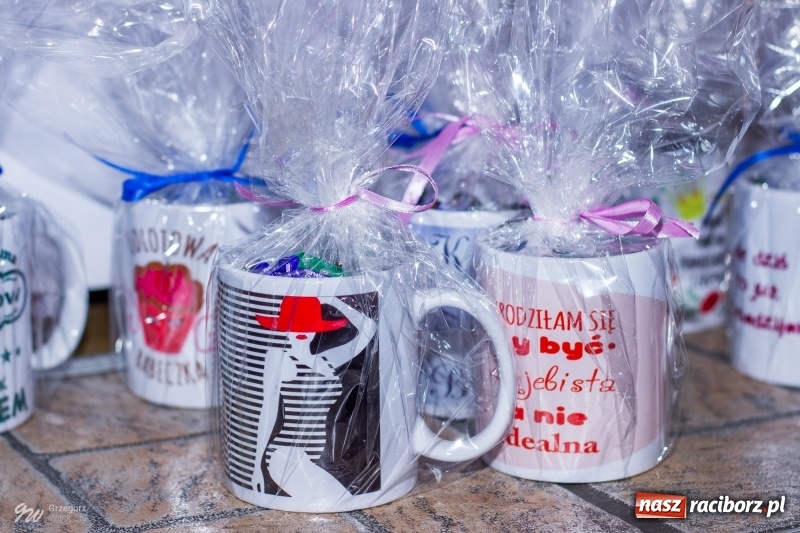 Zdjęcie w galerii na portalu naszraciborz.pl: W Łubowicach jak w Hollywood, czyli królowe życia na czerwonym dywanie wiadomości z regionu