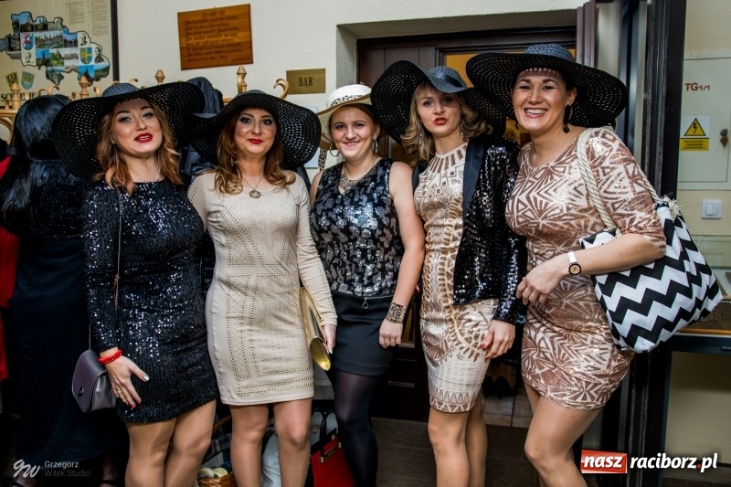 Zdjęcie w galerii na portalu naszraciborz.pl: W Łubowicach jak w Hollywood, czyli królowe życia na czerwonym dywanie wiadomości z regionu