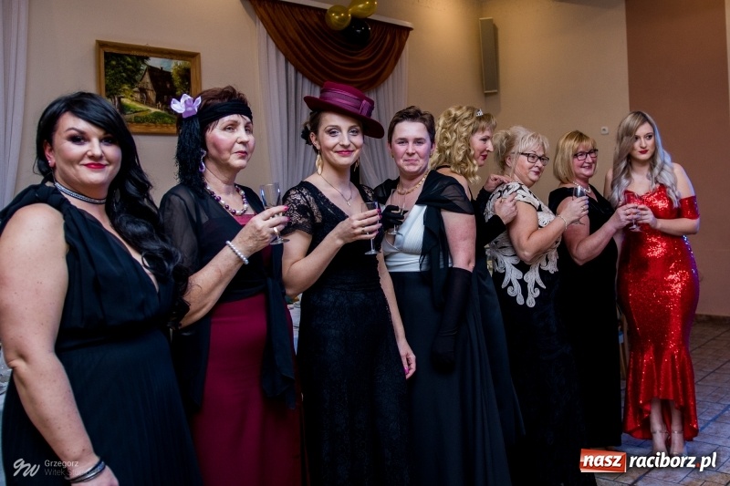 Zdjęcie w galerii na portalu naszraciborz.pl: W Łubowicach jak w Hollywood, czyli królowe życia na czerwonym dywanie wiadomości z regionu