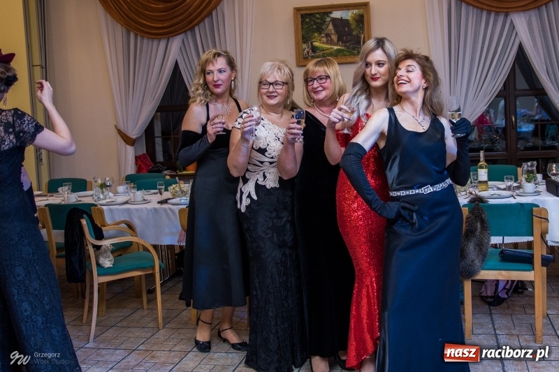 Zdjęcie w galerii na portalu naszraciborz.pl: W Łubowicach jak w Hollywood, czyli królowe życia na czerwonym dywanie wiadomości z regionu