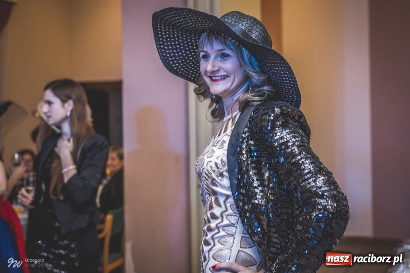 Zdjęcie w galerii na portalu naszraciborz.pl: W Łubowicach jak w Hollywood, czyli królowe życia na czerwonym dywanie wiadomości z regionu