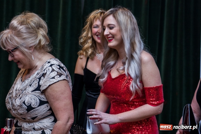Zdjęcie w galerii na portalu naszraciborz.pl: W Łubowicach jak w Hollywood, czyli królowe życia na czerwonym dywanie wiadomości z regionu