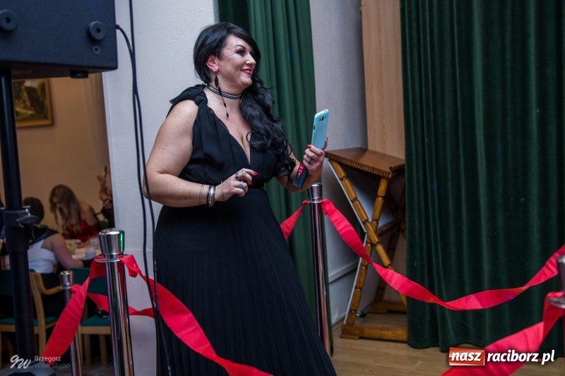 Zdjęcie w galerii na portalu naszraciborz.pl: W Łubowicach jak w Hollywood, czyli królowe życia na czerwonym dywanie wiadomości z regionu