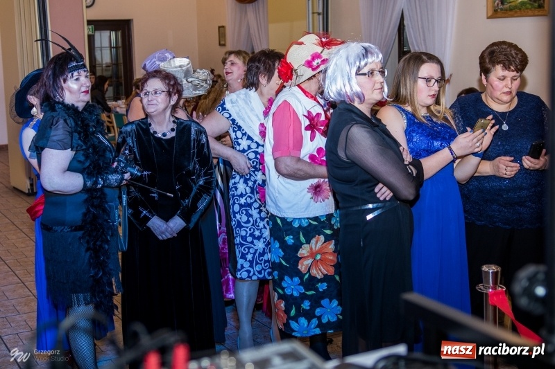 Zdjęcie w galerii na portalu naszraciborz.pl: W Łubowicach jak w Hollywood, czyli królowe życia na czerwonym dywanie wiadomości z regionu