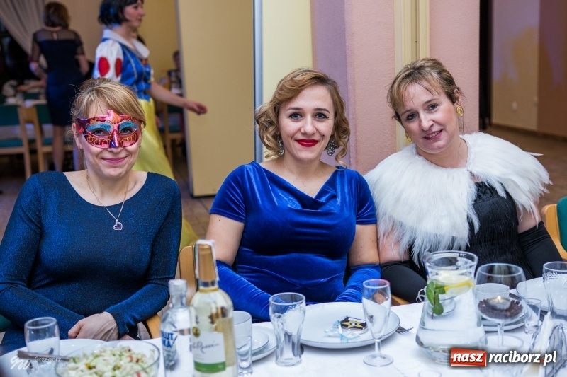 Zdjęcie w galerii na portalu naszraciborz.pl: W Łubowicach jak w Hollywood, czyli królowe życia na czerwonym dywanie wiadomości z regionu