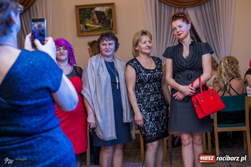 Zdjęcie w galerii na portalu naszraciborz.pl: W Łubowicach jak w Hollywood, czyli królowe życia na czerwonym dywanie wiadomości z regionu