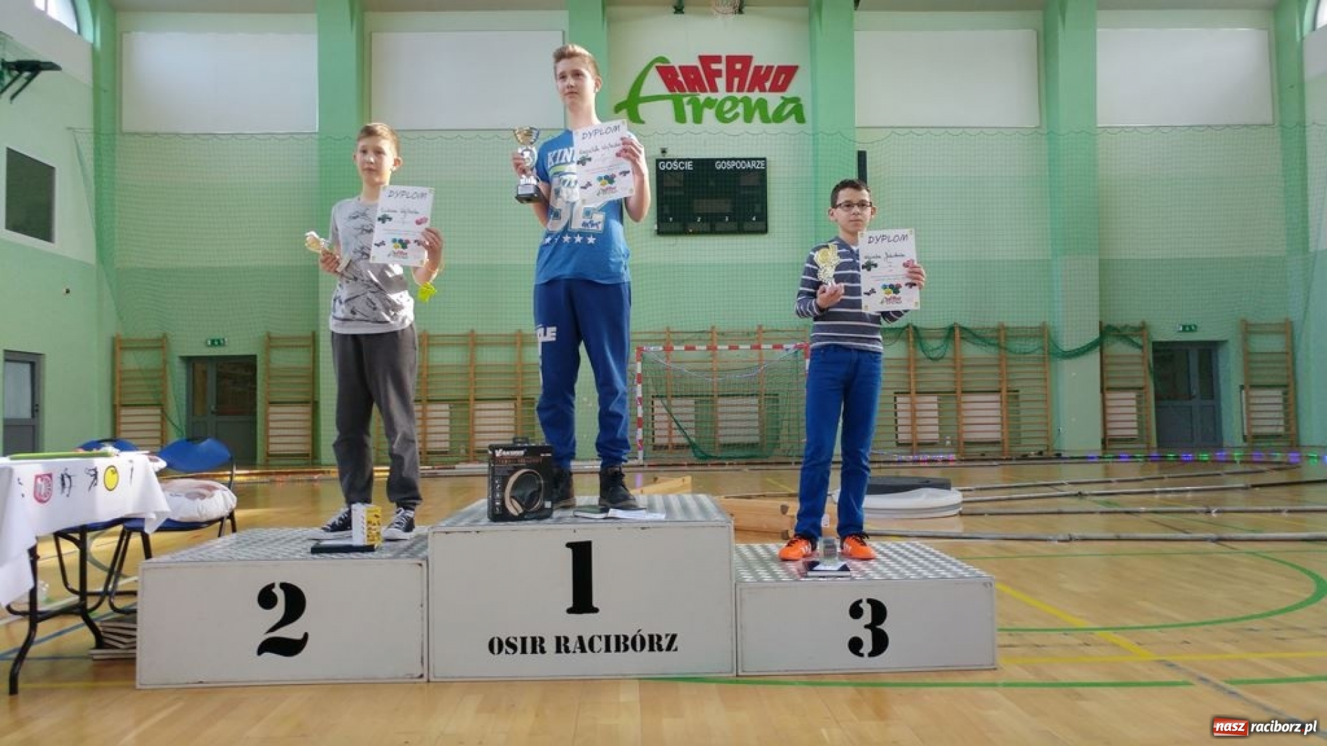 Zdjęcie w galerii na portalu naszraciborz.pl: Wręczono puchary Mistrzostw Raciborza Aut Zdalnie Sterowanych wiadomości z regionu