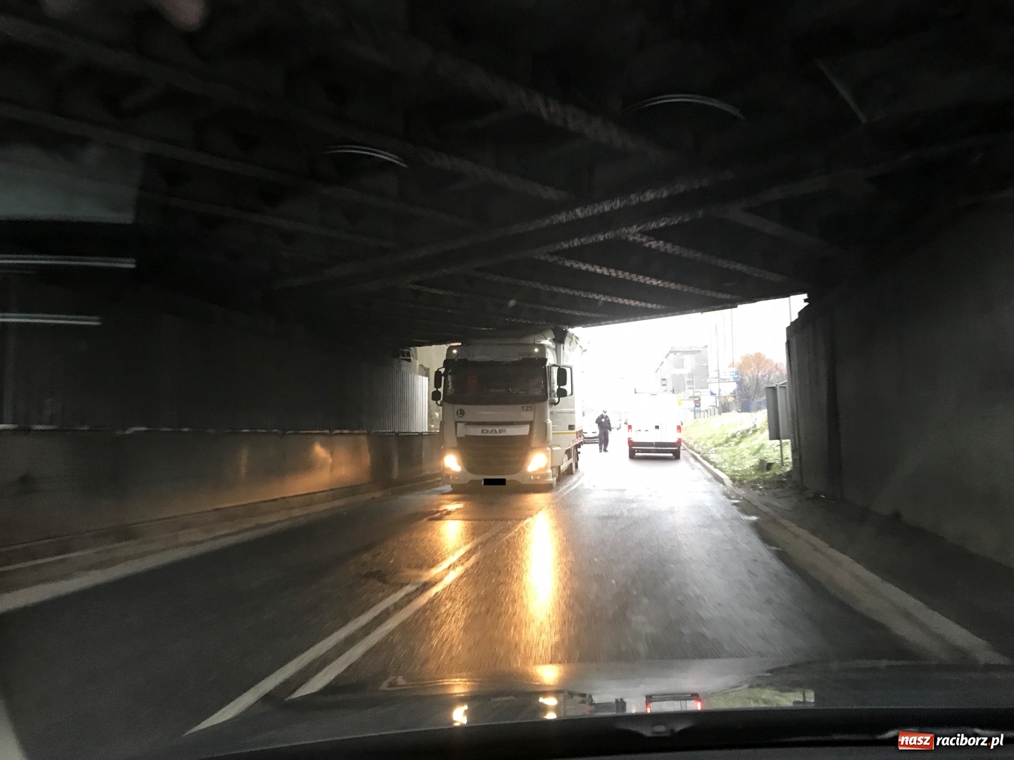 Zdjęcie w galerii na portalu naszraciborz.pl: Kolejna ciężarówka wbiła się w wiadukt przy Bosackiej wiadomości z regionu