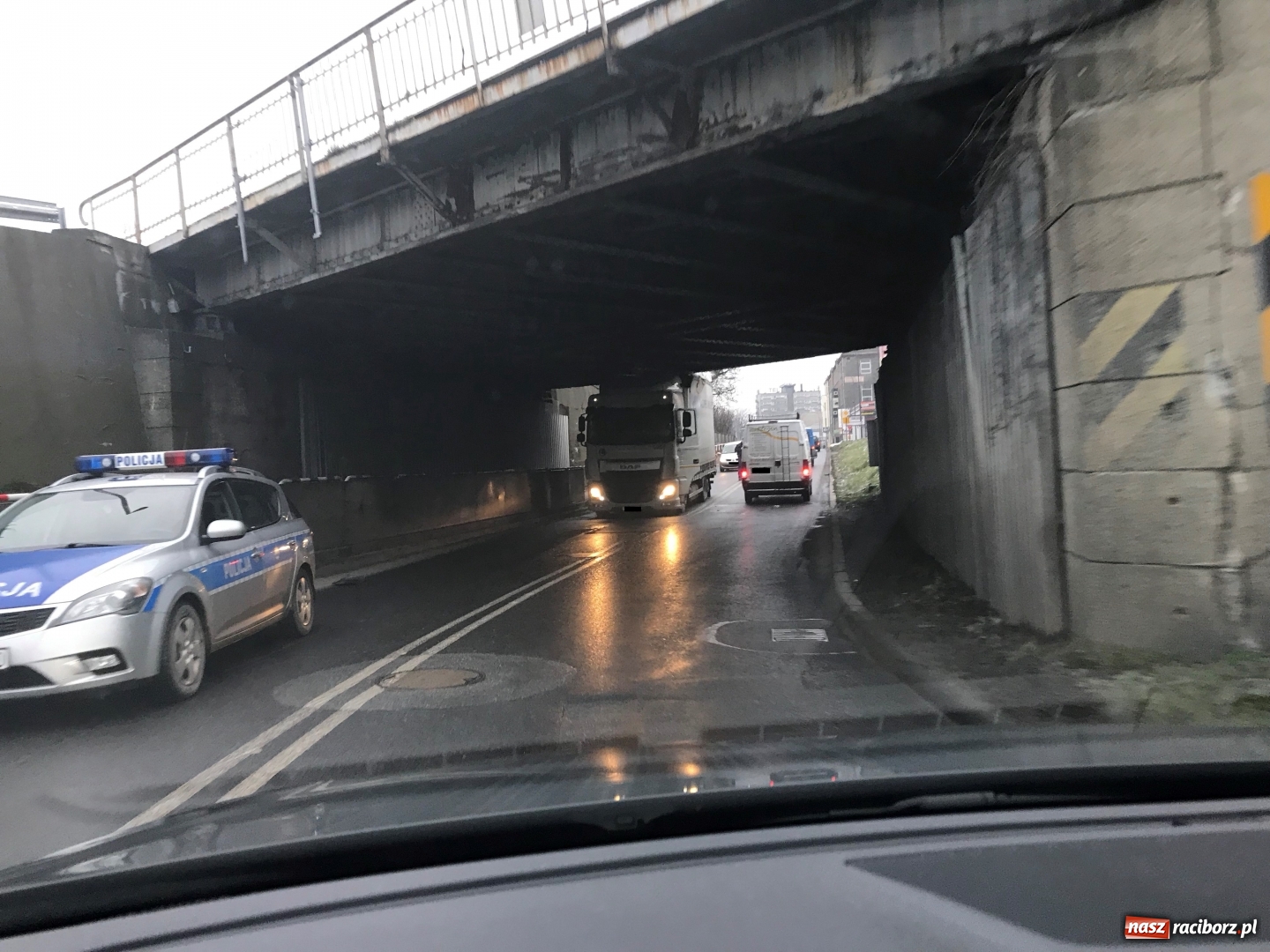 Zdjęcie w galerii na portalu naszraciborz.pl: Kolejna ciężarówka wbiła się w wiadukt przy Bosackiej wiadomości z regionu