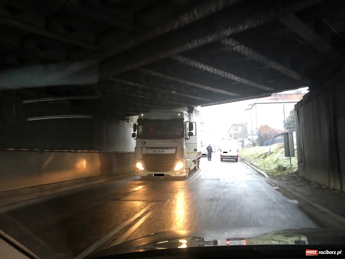 Zdjęcie w galerii na portalu naszraciborz.pl: Kolejna ciężarówka wbiła się w wiadukt przy Bosackiej wiadomości z regionu