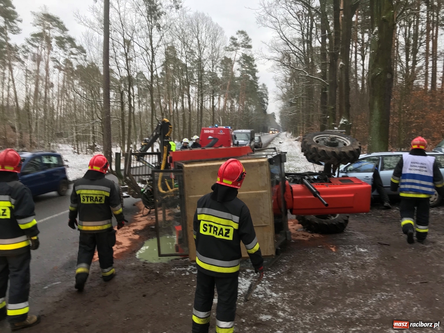 Zdjęcie w galerii na portalu naszraciborz.pl: Niejasne okoliczności kolizji passata i ciągnika. Kierowcy nie przyznają się do winy, sprawę rozstrzygnie sąd wiadomości z regionu