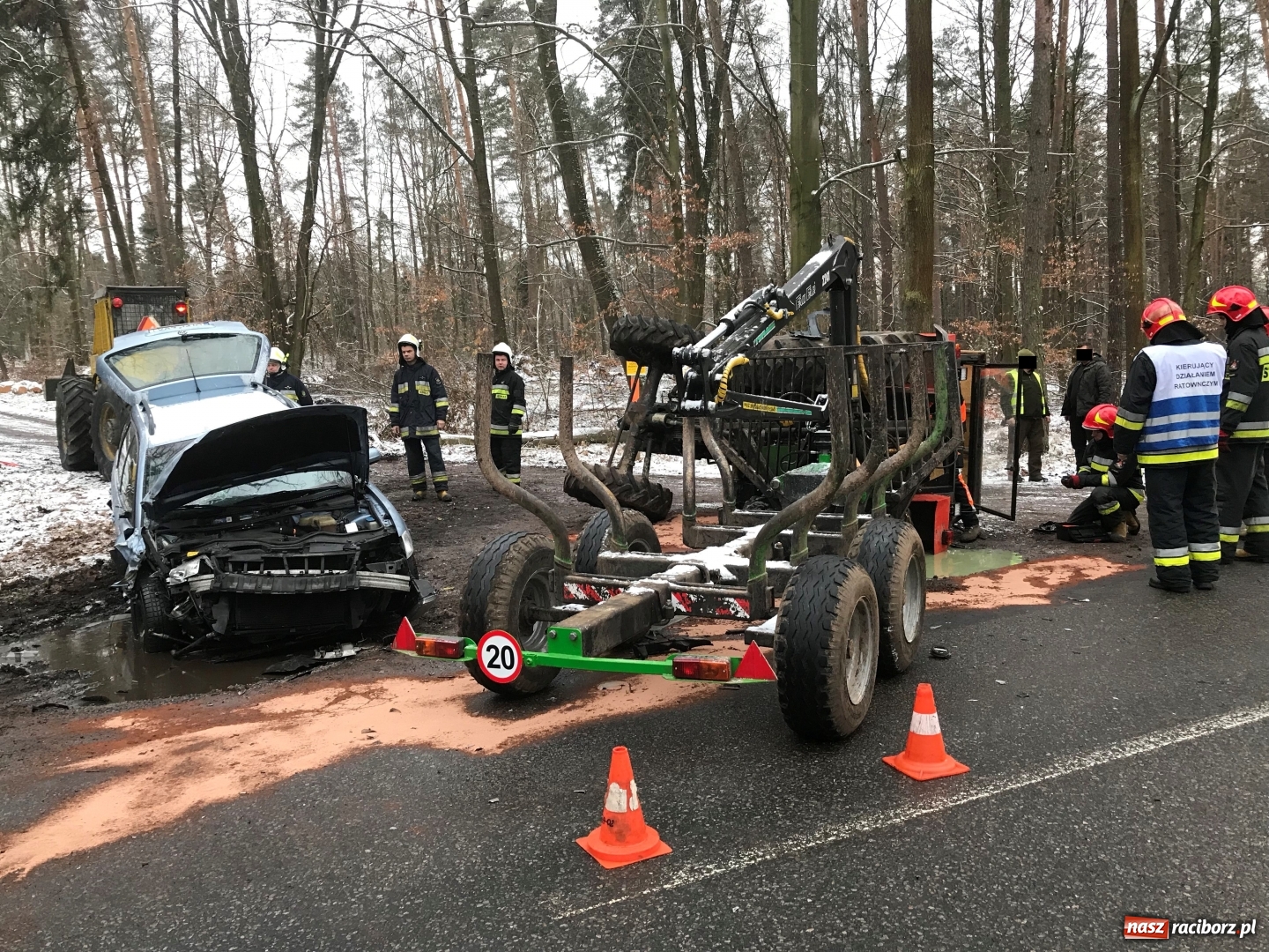 Zdjęcie w galerii na portalu naszraciborz.pl: Niejasne okoliczności kolizji passata i ciągnika. Kierowcy nie przyznają się do winy, sprawę rozstrzygnie sąd wiadomości z regionu