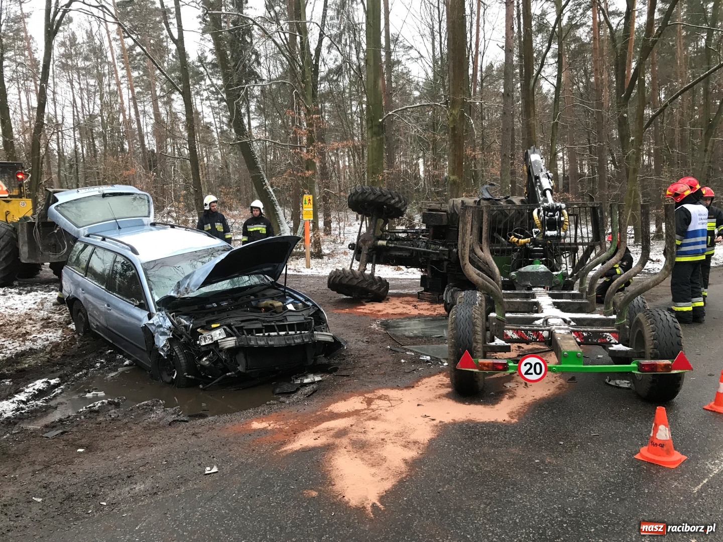 Zdjęcie w galerii na portalu naszraciborz.pl: Niejasne okoliczności kolizji passata i ciągnika. Kierowcy nie przyznają się do winy, sprawę rozstrzygnie sąd wiadomości z regionu