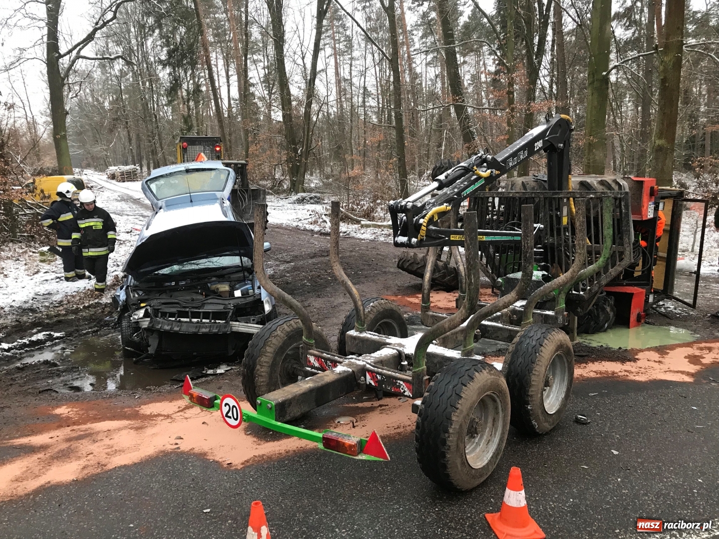 Zdjęcie w galerii na portalu naszraciborz.pl: Niejasne okoliczności kolizji passata i ciągnika. Kierowcy nie przyznają się do winy, sprawę rozstrzygnie sąd wiadomości z regionu