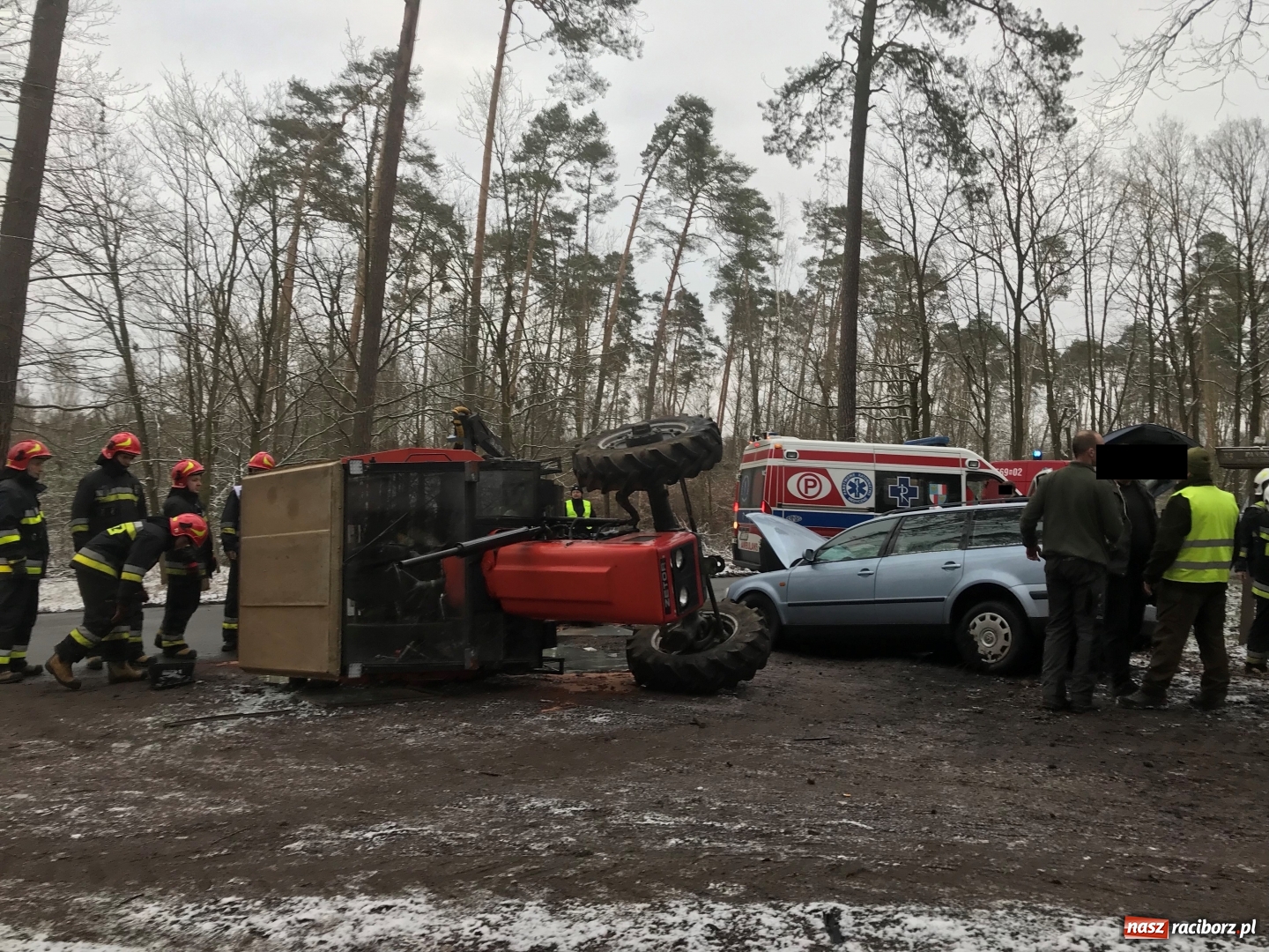 Zdjęcie w galerii na portalu naszraciborz.pl: Niejasne okoliczności kolizji passata i ciągnika. Kierowcy nie przyznają się do winy, sprawę rozstrzygnie sąd wiadomości z regionu