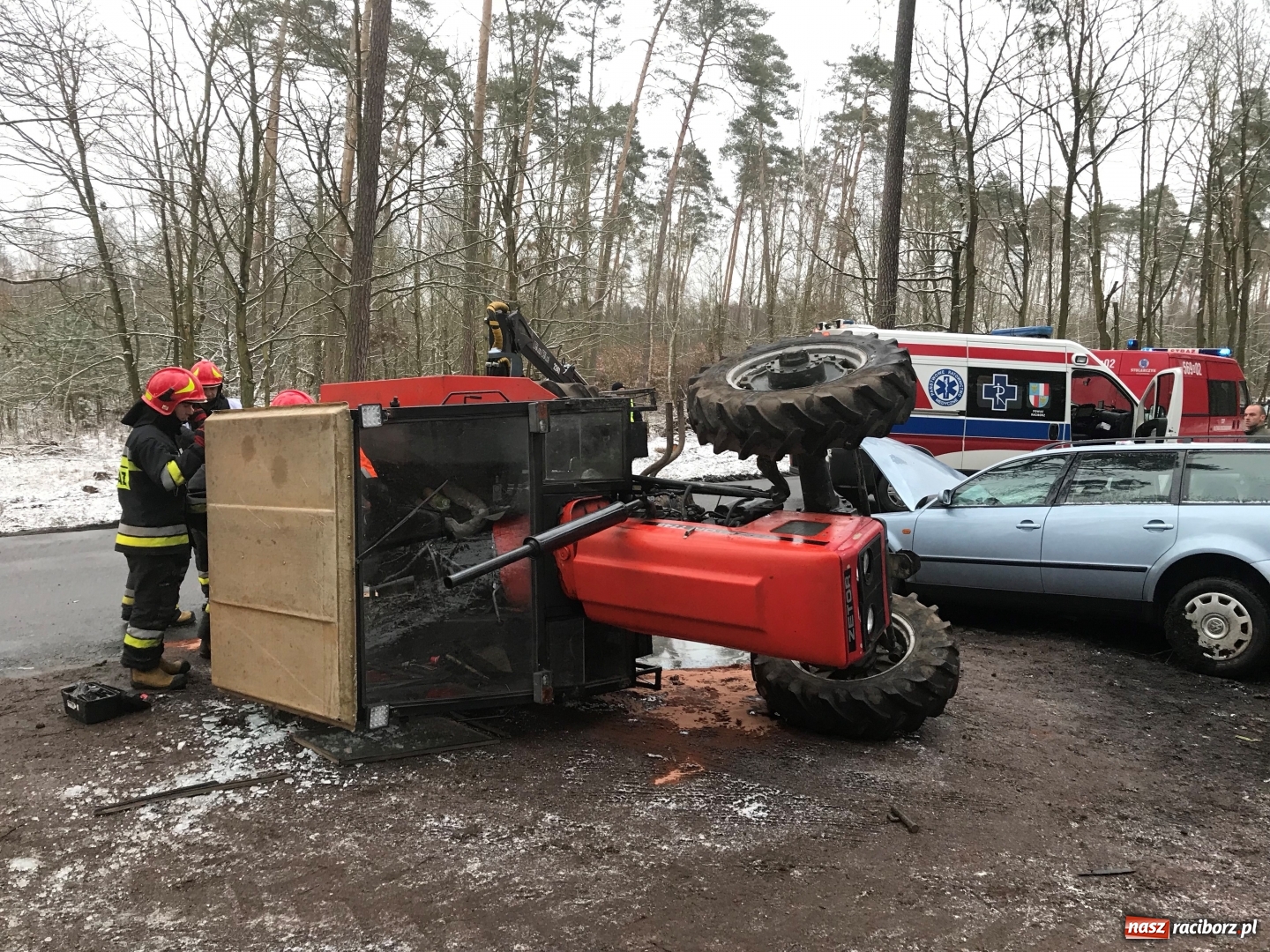 Zdjęcie w galerii na portalu naszraciborz.pl: Niejasne okoliczności kolizji passata i ciągnika. Kierowcy nie przyznają się do winy, sprawę rozstrzygnie sąd wiadomości z regionu