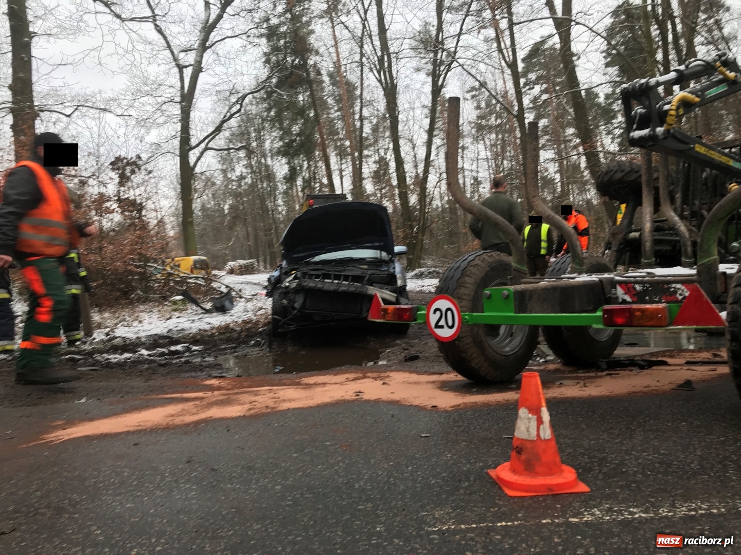 Zdjęcie w galerii na portalu naszraciborz.pl: Niejasne okoliczności kolizji passata i ciągnika. Kierowcy nie przyznają się do winy, sprawę rozstrzygnie sąd wiadomości z regionu