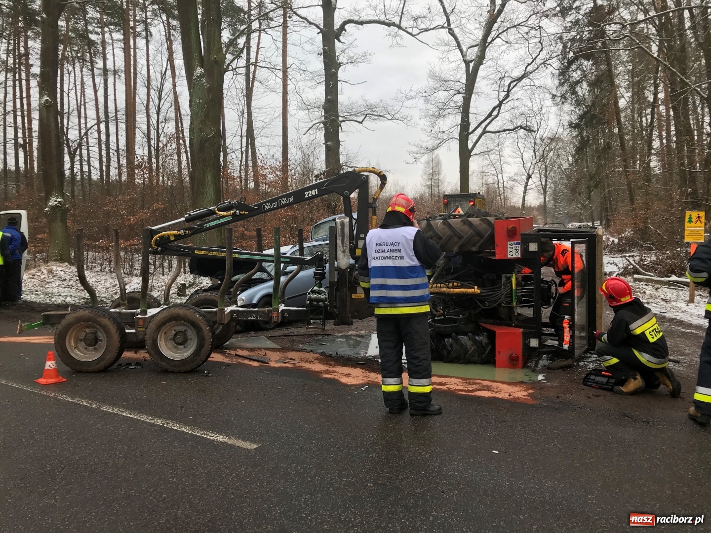 Zdjęcie w galerii na portalu naszraciborz.pl: Niejasne okoliczności kolizji passata i ciągnika. Kierowcy nie przyznają się do winy, sprawę rozstrzygnie sąd wiadomości z regionu