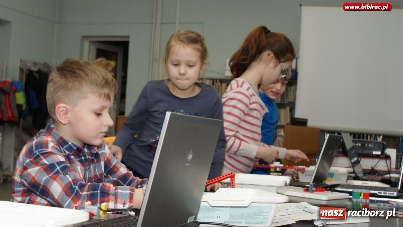 Zdjęcie w galerii na portalu naszraciborz.pl: Młodzi konstruktorzy w Bibliotece, czyli tydzień projektowania, programowania i konstruowania wiadomości z regionu