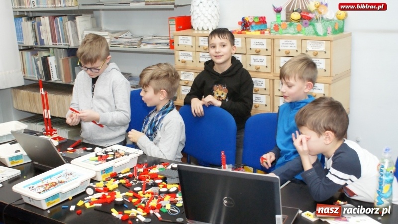 Zdjęcie w galerii na portalu naszraciborz.pl: Młodzi konstruktorzy w Bibliotece, czyli tydzień projektowania, programowania i konstruowania wiadomości z regionu
