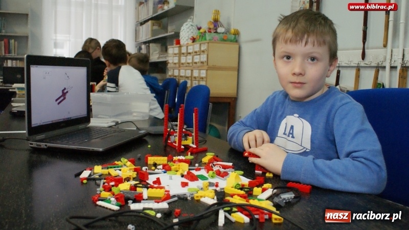 Zdjęcie w galerii na portalu naszraciborz.pl: Młodzi konstruktorzy w Bibliotece, czyli tydzień projektowania, programowania i konstruowania wiadomości z regionu