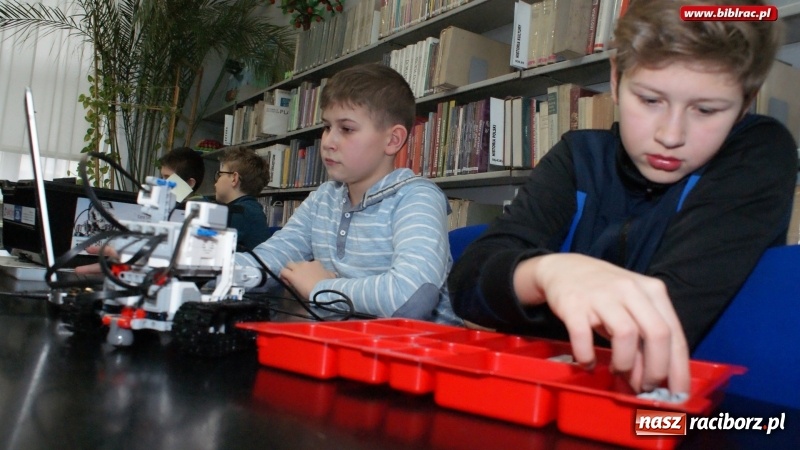 Zdjęcie w galerii na portalu naszraciborz.pl: Młodzi konstruktorzy w Bibliotece, czyli tydzień projektowania, programowania i konstruowania wiadomości z regionu