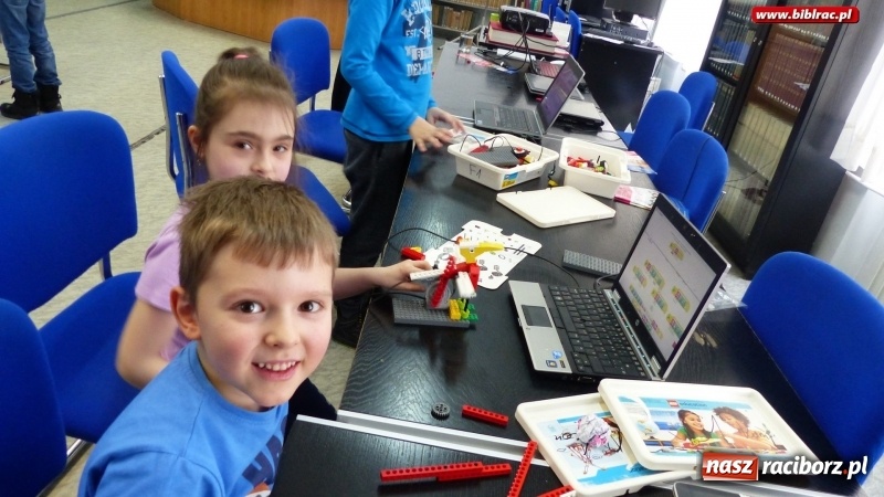Zdjęcie w galerii na portalu naszraciborz.pl: Młodzi konstruktorzy w Bibliotece, czyli tydzień projektowania, programowania i konstruowania wiadomości z regionu