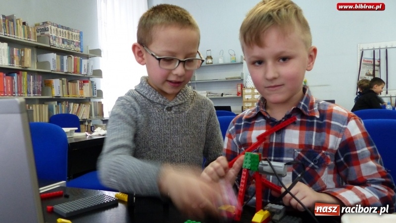 Zdjęcie w galerii na portalu naszraciborz.pl: Młodzi konstruktorzy w Bibliotece, czyli tydzień projektowania, programowania i konstruowania wiadomości z regionu