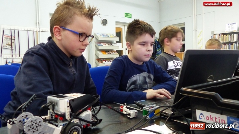 Zdjęcie w galerii na portalu naszraciborz.pl: Młodzi konstruktorzy w Bibliotece, czyli tydzień projektowania, programowania i konstruowania wiadomości z regionu